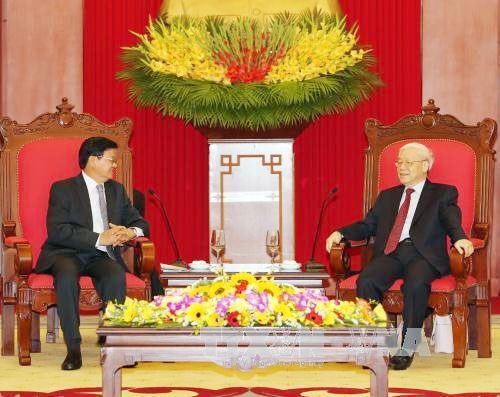 Tổng Bí thư Nguyễn Phú Trọng tiếp Thủ tướng Lào Thoong-lun Xi-xu-lít