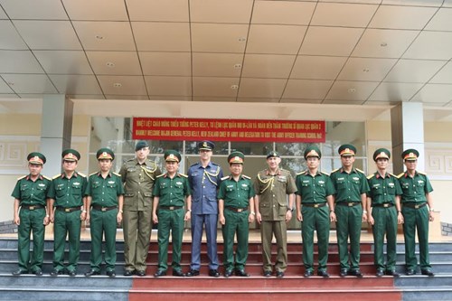 Tư lệnh lục quân Niu  Di – Lân thăm và làm việc tại Trường Đại học Nguyễn Huệ