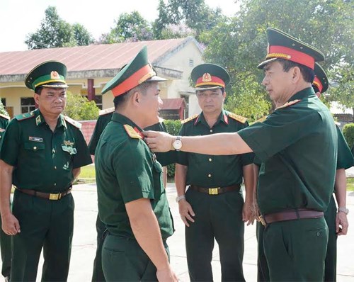 trung tuong phan van giang kiem tra cac don vi tai long an