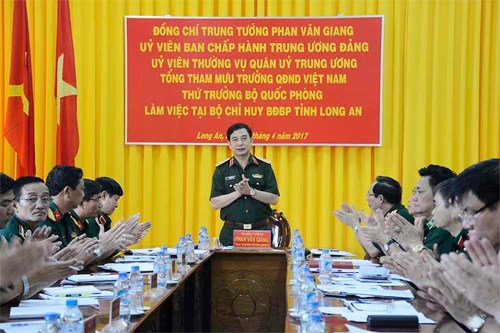 trung tuong phan van giang kiem tra cac don vi tai long an