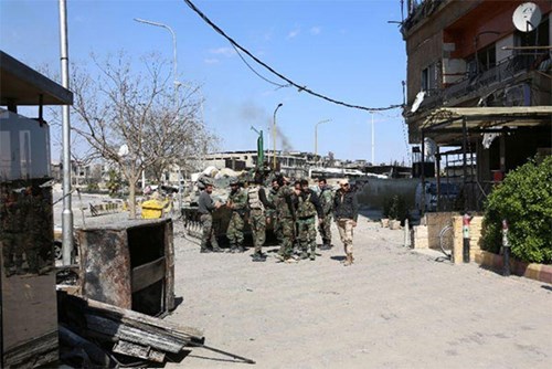 Quân đội Syria phong tỏa một tuyến đường ở thủ đô Damascus. Ảnh: AFP