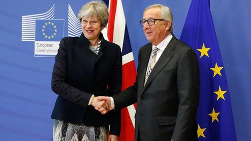 Chủ tịch Ủy ban châu Âu Jean-Claude Juncker và Thủ tướng Anh Theresa May. Ảnh: The National