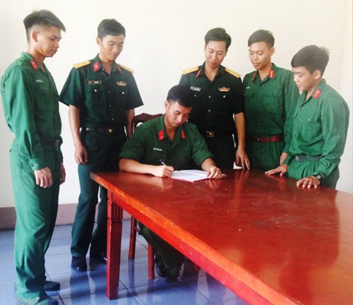 Đoàn viên Chi đoàn Đại đội 1, Liên chi đoàn Tiểu đoàn 1 (Lữ đoàn 96) đăng ký tiết kiệm phụ cấp.