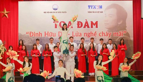 Một tiết mục văn nghệ tại buổi tọa đàm.