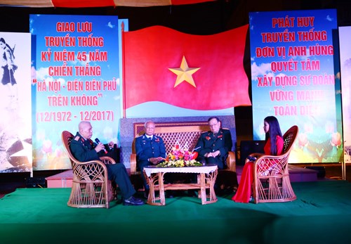Các nhân chứng lịch sử tham gia giao lưu.