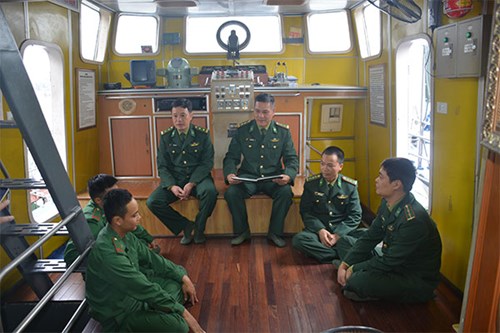 Trao đổi phương án trước giờ tuần tra trên biển.