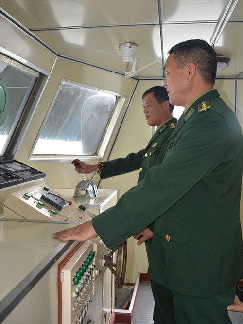 Điều khiển tàu thực hành tuần tra.