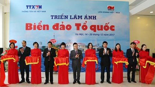 Lễ cắt băng khai mạc triển lãm.