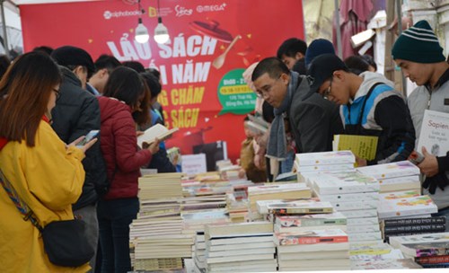Nhiều độc giả đến mua sách tại hội sách.
