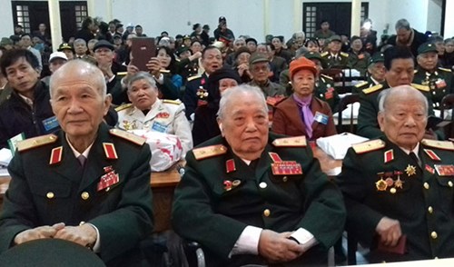 Các đồng chí nguyên là lãnh đạo chỉ huy Sư đoàn qua các thời kỳ dự lễ kỷ niệm.