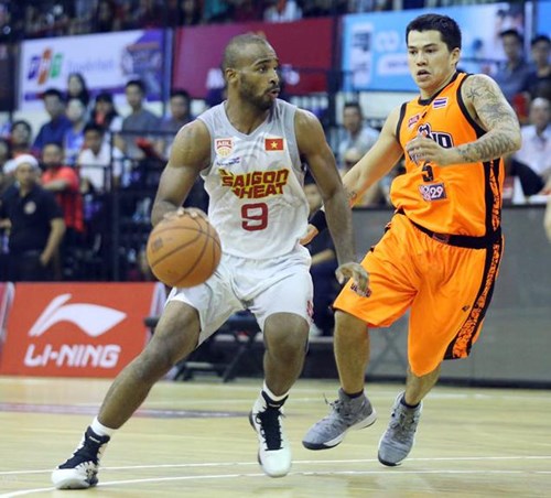 Hậu vệ Akeem Scott (trái) là “linh hồn” của Saigon Heat tại ABL 2017-2018. Ảnh: NGUYỄN ĐĂNG