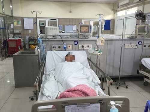 Bệnh nhân Trần Xuân Đ. đang được điều trị tại Trung tâm Chống Độc, BV Bạch Mai.