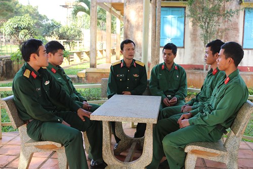 Đại úy Lê Y Tông (thứ 3, từ trái sang) gặp gỡ, động viên các quân nhân có đạo trong đơn vị.