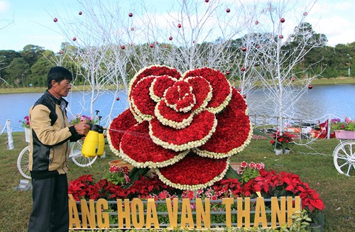 Nghệ nhân làng hoa Vạn Thành bên đóa hoa hồng khổng lồ được kết từ hơn 10.000 bông hồng.