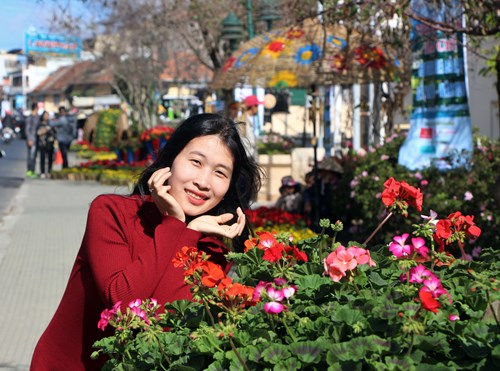 Thiếu nữ Đà Lạt bên hoa.