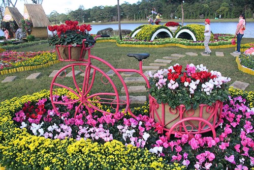 Xe hoa xuống phố.
