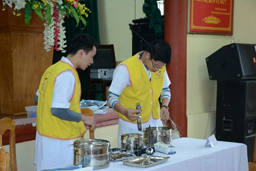 Các tình nguyện viên và y, bác sĩ làm công tác chuẩn bị trước khi khám bệnh, cấp thuốc.