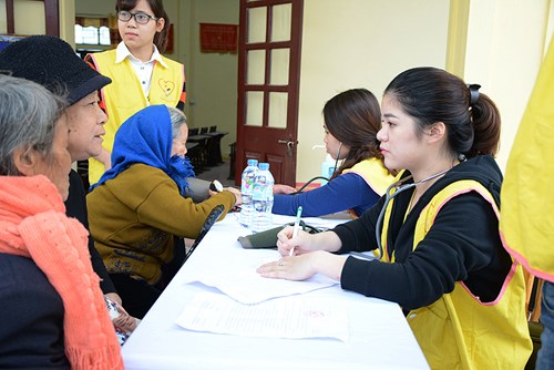 Ghi phiếu đăng ký khám bệnh và đo huyết áp.