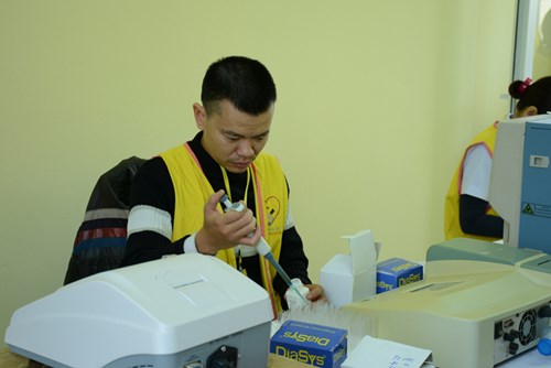 Lấy mẫu và xét nghiệm máu.