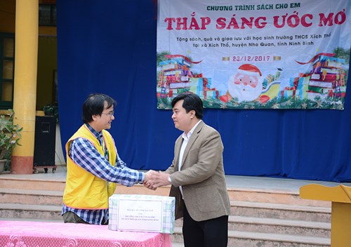 Bác sĩ Ngô Tuấn Anh - Hội trưởng Hội BSTN, trao tặng sách cho Trường THCS Xích Thổ.