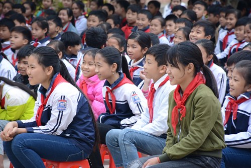 Hội BSTN giao lưu với học sinh Trường THCS Xích Thổ trong Chương trình "Sách cho em - Thắp sáng tương lai".