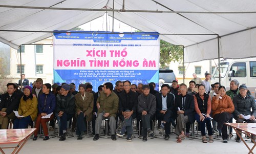 Các đối tượng chính sách và hộ nghèo đợi vào khám bệnh.