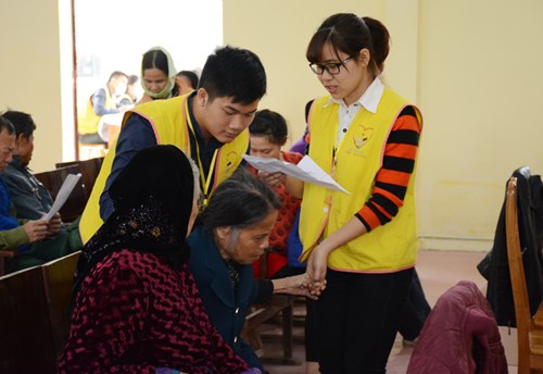 Các tình nguyện viên đưa các bệnh nhân có sức khỏe yếu vào phòng khám.
