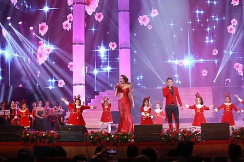 Màn biểu diễn kết hợp giữa ca sĩ Hồ Ngọc Hà và Đàm Vĩnh Hưng.