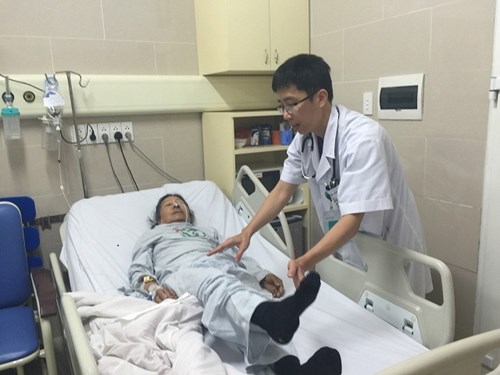 PGS, TS Mai Duy Tôn đang khám bệnh cho bệnh nhân đột quỵ điều trị tại Khoa Cấp cứu A9 (Bệnh viện Bạch Mai).