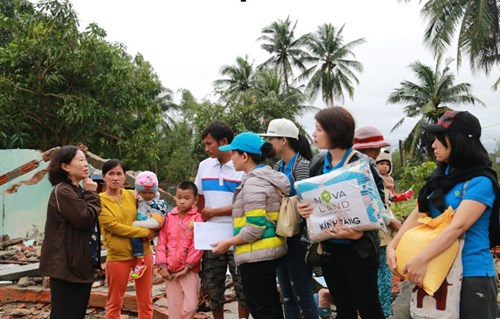 Nhân viên Novaland cùng Hội bảo trợ bệnh nhân nghèo tỉnh Quảng Nam thăm hỏi và tặng quà các hộ gia đình chịu thiệt hại nặng nề từ cơn bão số 12 tại tỉnh Quảng Nam.