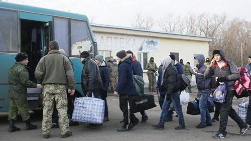 Quang cảnh buổi trao trả tù binh ở Ukraine. Ảnh: nyheder.tv2.dk