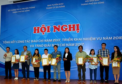 Ban tổ chức giải Báo chí TP Đà Nẵng trao thưởng các tác giả đạt giải Báo chí năm 2017 về chủ đề: “Đà Nẵng - Thành phố 4 an”.