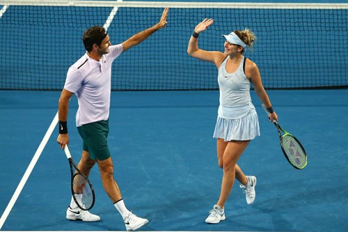 Roger Federer và người đẹp Belinda Bencic. Ảnh: Reuters.