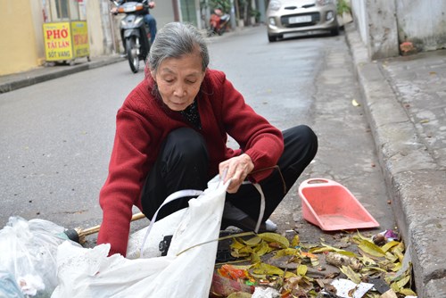 Mỗi ngày, cụ Quý đều cần mẫn quét dọn để cả khu phố luôn sạch sẽ.
