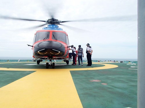 Trực thăng AW-189 thực hiện sơ tán người cho Công ty Liên doanh Điều hành Cửu Long (Cửu Long JOC).