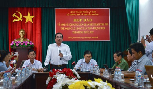 Đại diện Sở Thông tin và Truyền thông TP Cần Thơ trả lời các phóng viên tại buổi họp báo.