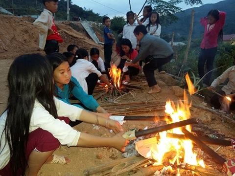 Thiếu quần áo ấm, học sinh Trường Phổ thông Dân tộc Trung học cơ sở bán trú Mai Sơn đốt lửa để sưởi ấm khi đêm xuống.