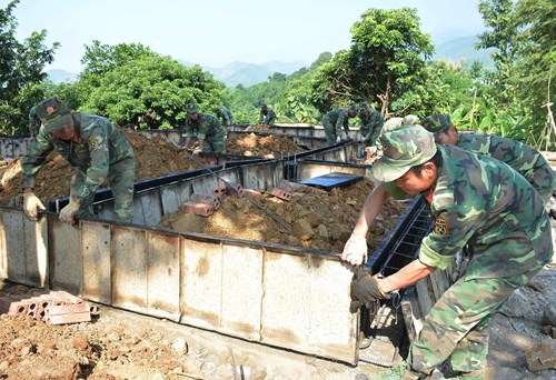 Chiến sĩ Trung đoàn 754 giúp Trường Tiểu học Chiềng Hoa xây dựng phòng học.