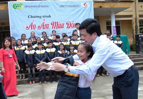 Học sinh Trường THCS Bình Chuẩn nhận áo ấm trong Chương trình "Áo ấm mùa đông". Ảnh: Quốc Huy.