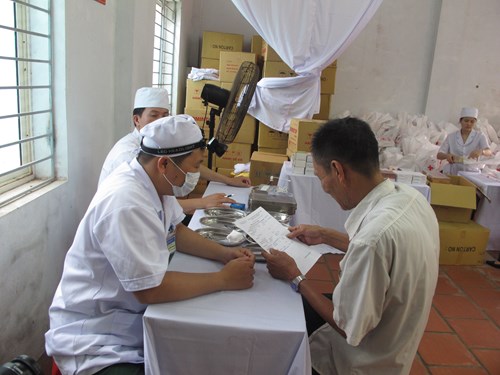 Các y, bác sĩ Bệnh y Quân y 10 khám bệnh tại Chương trình "Khám, chữa bệnh nhân đạo và chăm sóc sức khoẻ cộng đồng"" cho người dân xã Định Hóa, Thái Nguyên .