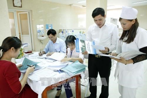 Cán bộ giám định BHYT giám sát chỉ định thuốc, kỹ thuật cận lâm sàng các bệnh án tại Bệnh viện đa khoa huyện Cẩm Khê (Phú Thọ) nhằm bảo đảm quyền lợi cho người bệnh. Ảnh: TTXVN.