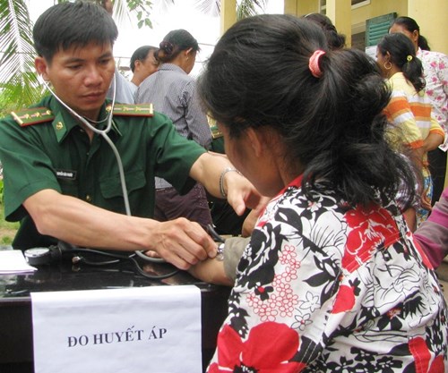 Y, Bác sĩ khám, chữa bệnh cho phụ nữ nghèo khu vực biên giới.