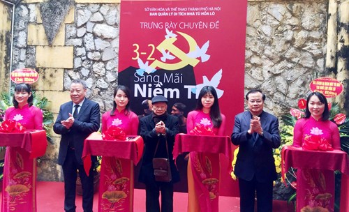 Lễ cắt băng khai mạc trưng bày chuyên đề “Sáng mãi niềm tin”.