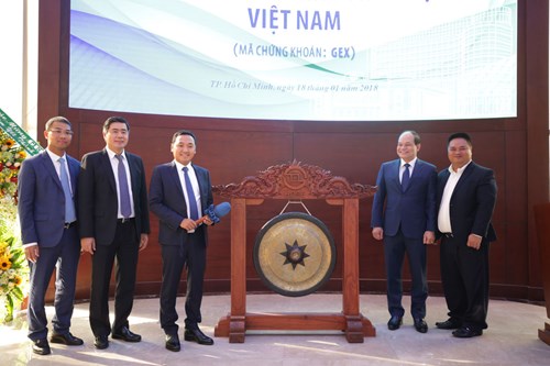 Ông Nguyễn Văn Tuấn (cầm dùi), Chủ tịch Hội đồng quản trị kiêm Tổng giám đốc GELEX cùng các đại biểu chụp ảnh kỷ niệm trước khi gõ chiêng chính thức niêm yết cổ phiếu tại HSX.