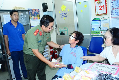 Đoàn Thanh niên Công an TP Hồ Chí Minh hỗ trợ, giúp đỡ, trao thuốc, kính đeo sau mổ cho người bệnh.