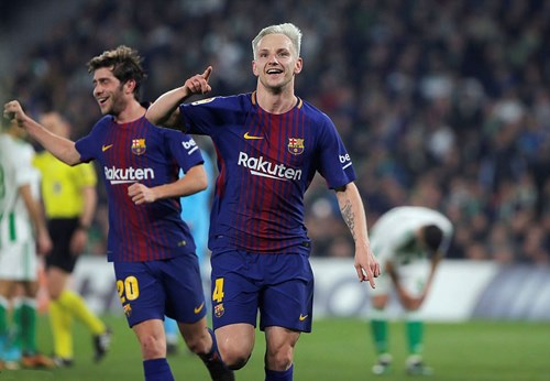 Rakitic ăn mừng bàn thắng mở tỷ số cho Barcelona. Ảnh: Dailymail