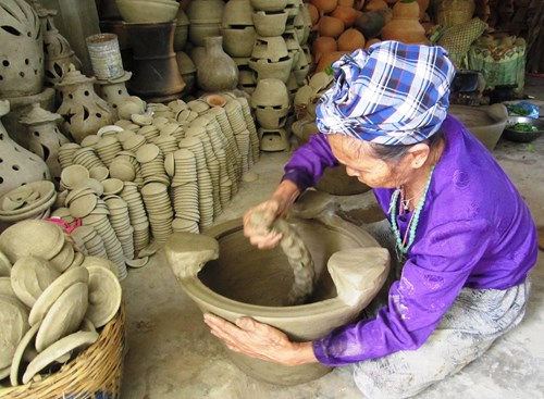 Phụ nữ Chăm dùng tay làm ra các sản phẩm.