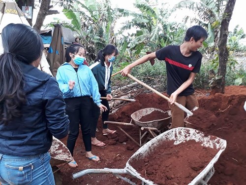 Học sinh Trường THPT Trường Chinh (huyện Chư Sê) tham gia san mặt bằng xây dựng khu vực bán hàng miễn phí.