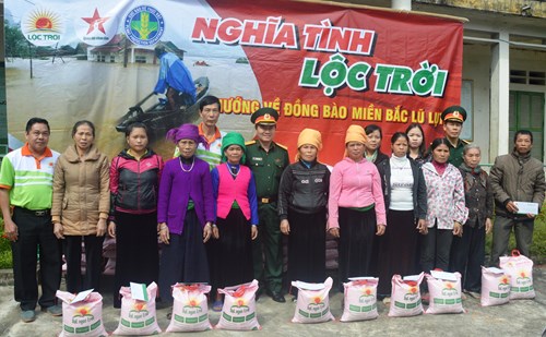 Đại diện các cơ quan, nhà hảo tâm tặng quà người dân vùng lũ tại xã Hạnh Sơn, huyện Văn Chấn, tỉnh Yên Bái.