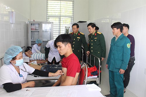 Thanh niên huyện Phú Lộc đến khám sức khỏe để được xét tuyển nhập ngũ năm 2018.